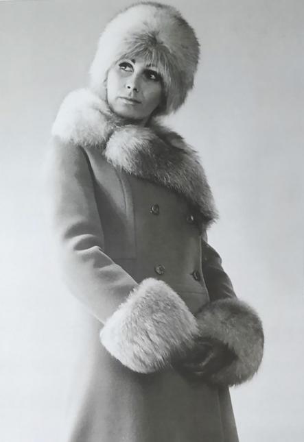 Пальто из шерстяной ткани с отделкой из меха лисы