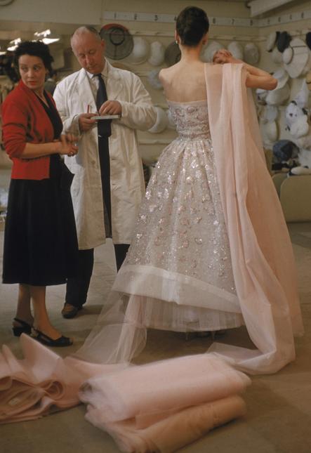 Кристиан Диор в ателье