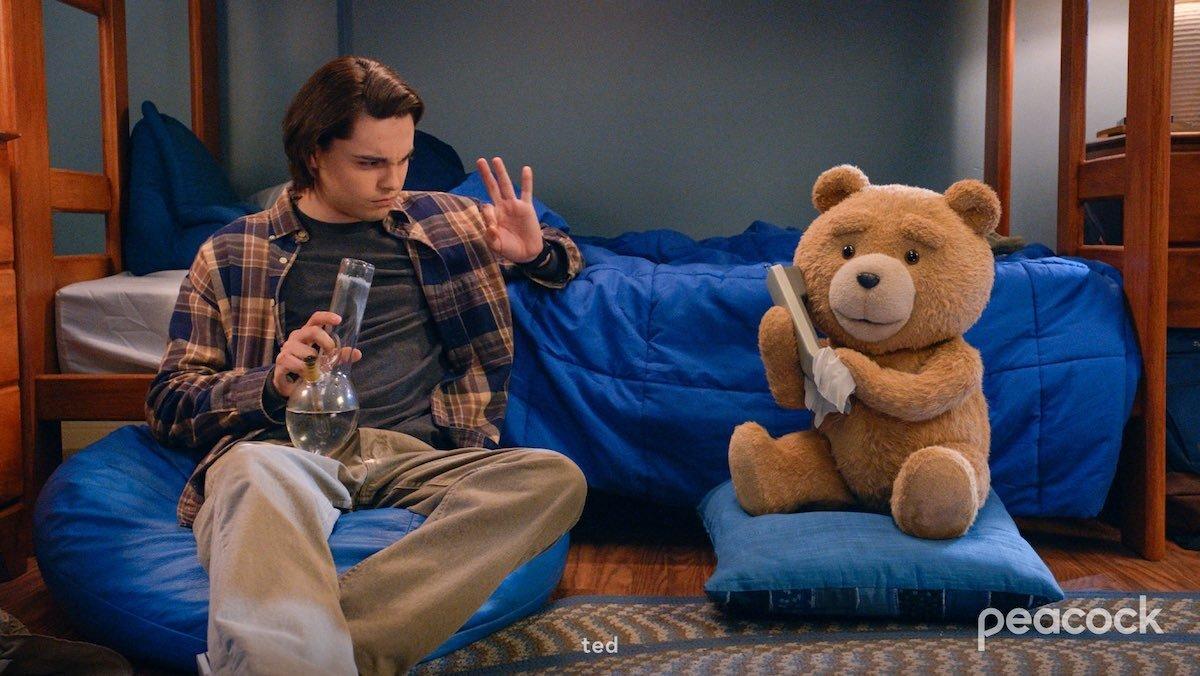 Тизер мини-сериала «Тед»: Жизнь плюшевого медведя - OKKOLOKINO