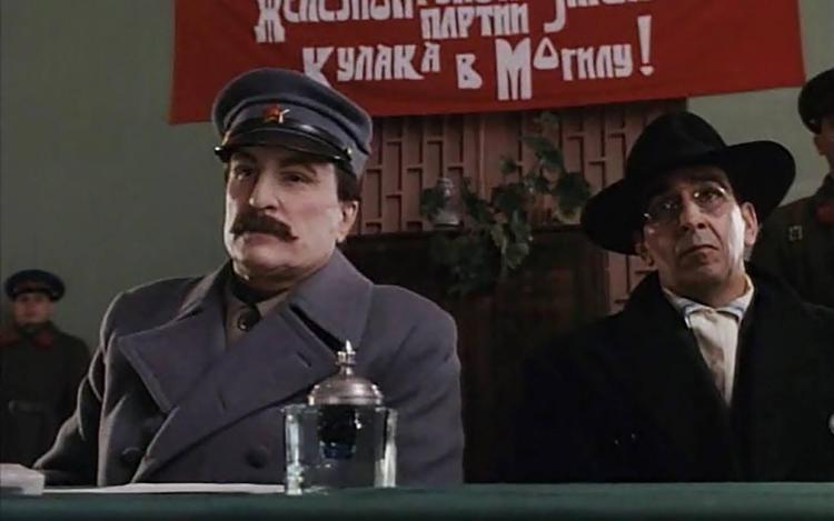 Ерлердің бау тағып тұрған суреттері