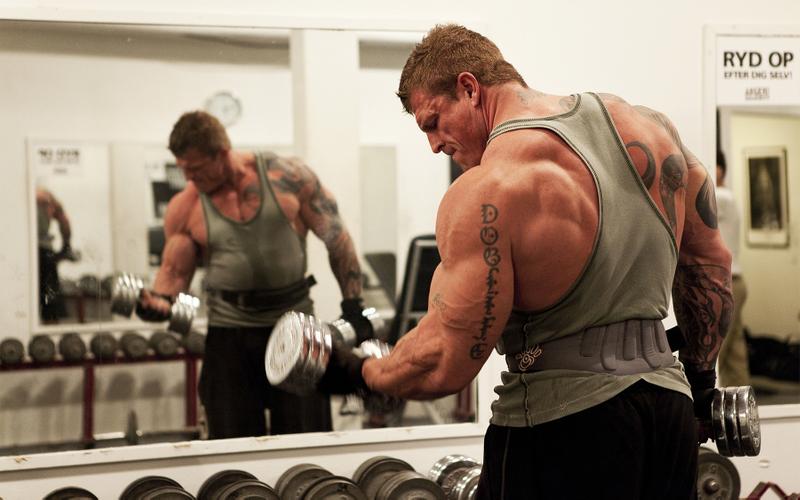 Железный Арни, стероиды и мощные мускулы: 10 фильмов о бодибилдерах