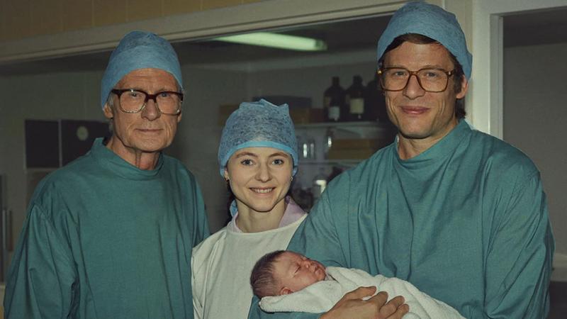 Тизер «Радости»: Билл Найи и Томасин Маккензи создают искусственное оплодотворение