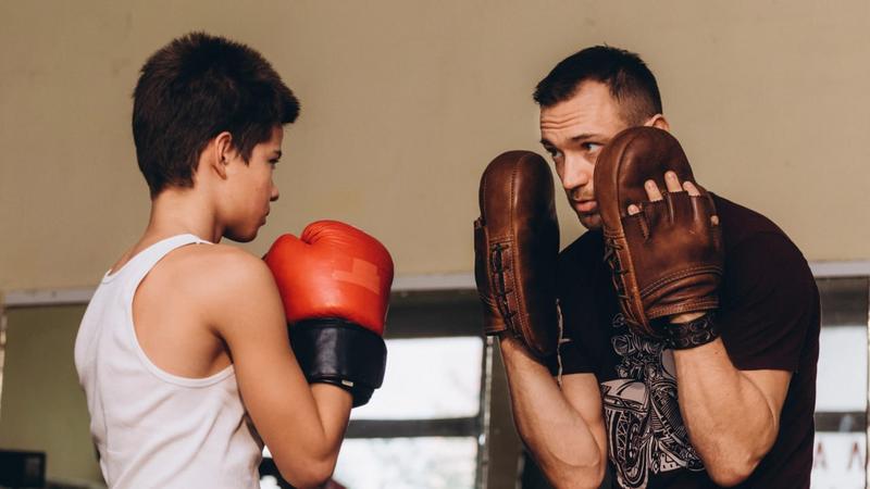 Трейлер сериала «Панчер»: Бывший боксер помогает детям