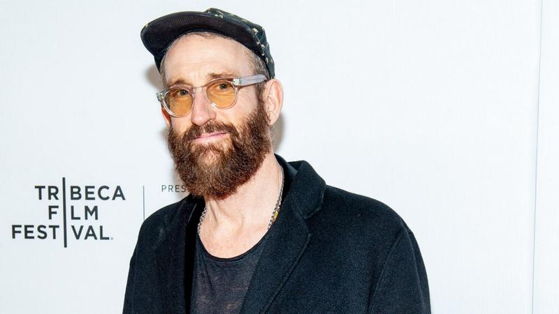 Режиссер «Чернобыля» экранизирует роман «Каледонская дорога»