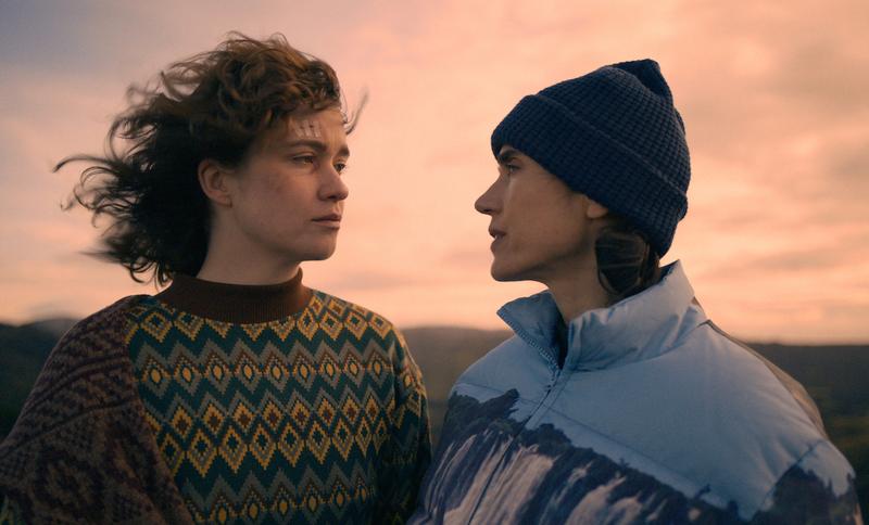 Трейлер фильма «Плохое поведение»: Дженнифер Коннелли приезжает на ретрит