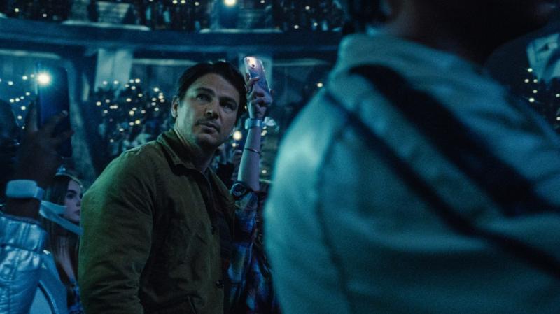 Новый трейлер «Ловушки» М. Найта Шьямалана: Джош Хартнетт скрывается от полиции