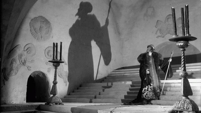 Правительство не планирует снимать ремейки советских картин, заявили в Минпросвещения