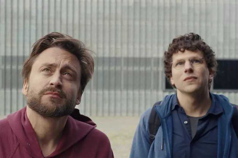 Новый трейлер фильма «Настоящая боль»: Джесси Айзенберг и Киран Калкин едут в Польшу