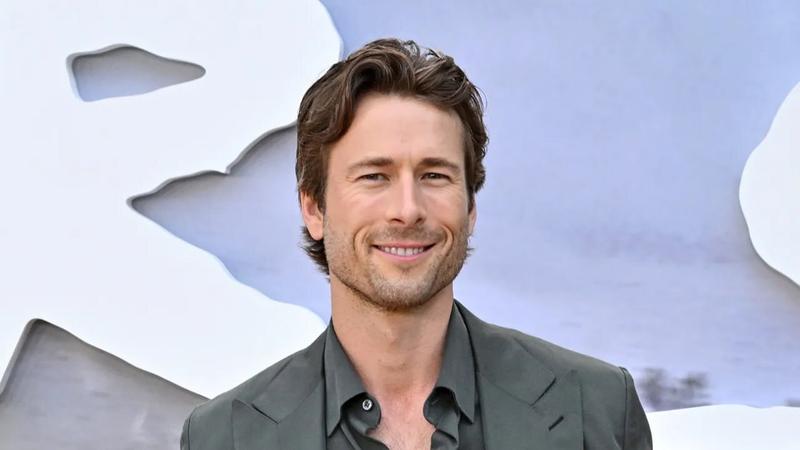 Глен Пауэлл снимется в эротическом триллере «Разлучники»