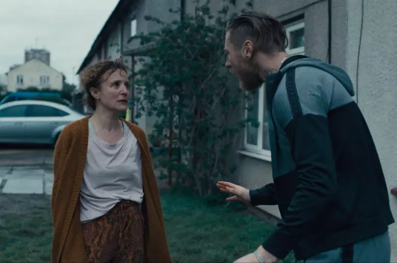 Трейлер фильма «Беспокойный» — триллера про шумных соседей