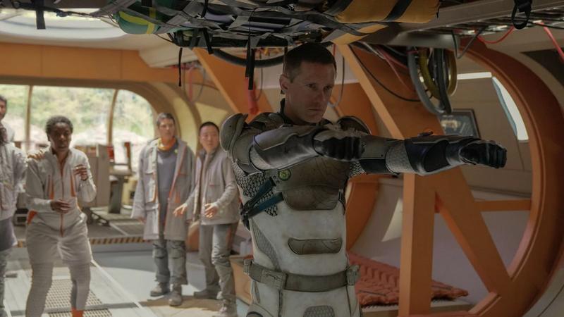 Трейлер сериала «Киллербот»: Бесчувственный Александр Скарсгард неохотно защищает ученых