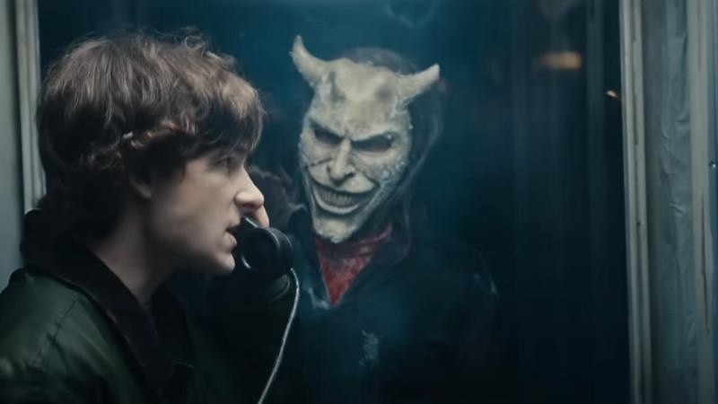 Трейлер «Черного телефона 2»: Призрак Итана Хоука охотится на детей