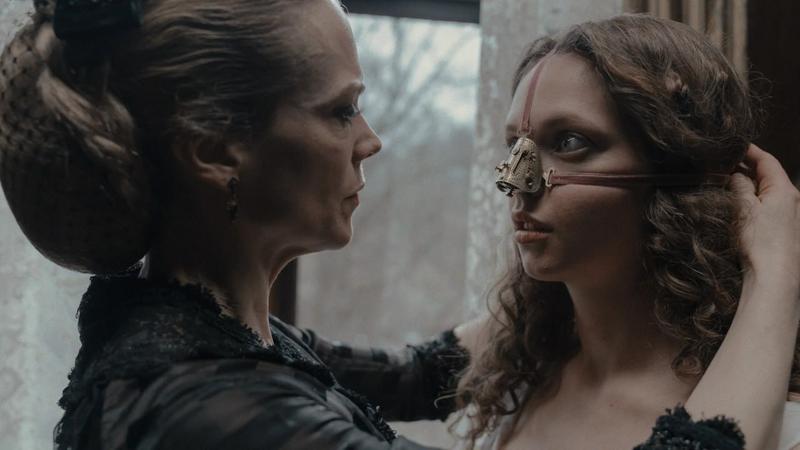 Трейлер хоррор-комедии «Гадкая сестра»: «Золушка» в стиле Дэвида Кроненберга