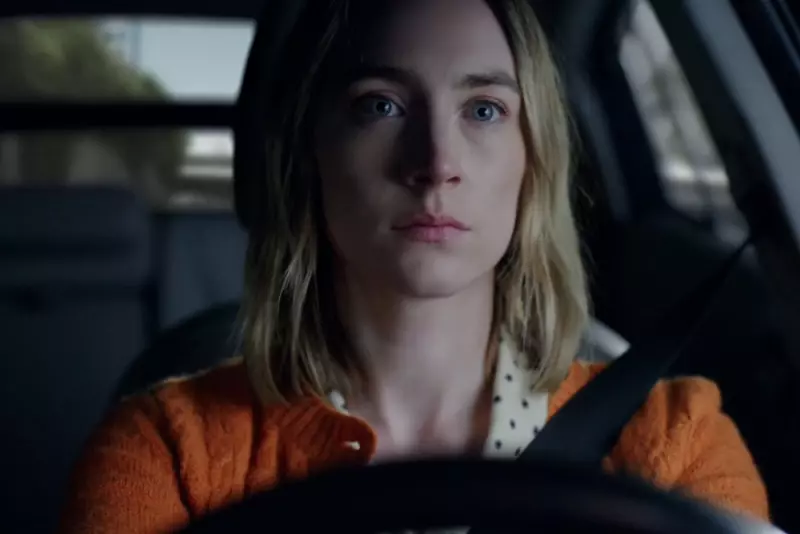 Psycho Killer группы Talking Heads получил первый официальный клип с Сиршей Ронан