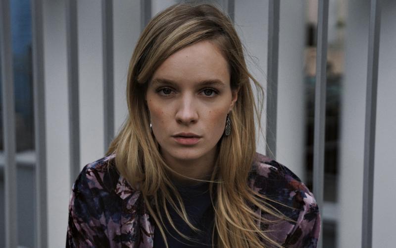 «Мне хочется сыграть героиню без единой слезы»: Интервью с актрисой Анной Завтур о сериалах «Высокий сезон» и «Лихие»