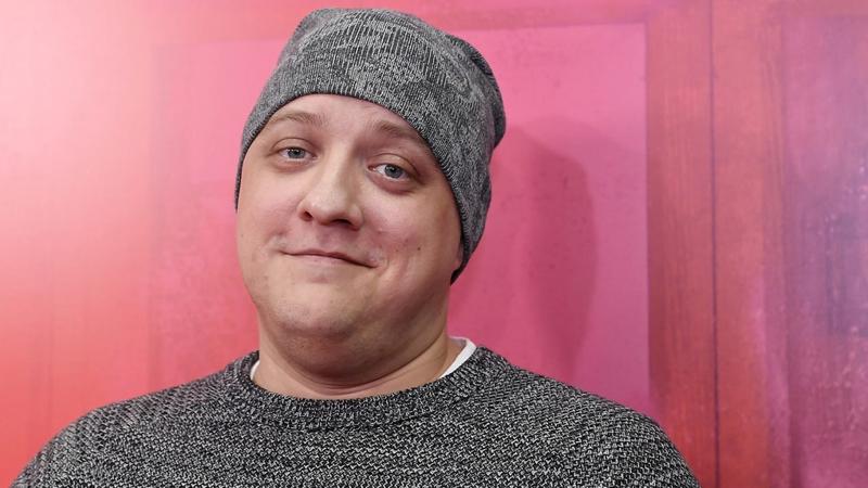 Звезда «Полицейского с Рублевки» Роман Попов ослеп на один глаз из-за рецидива рака головного мозга