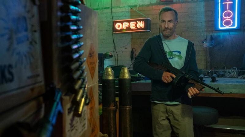 Кроваво, солнечно, бессмысленно: Критики о сиквеле боевика «Никто»