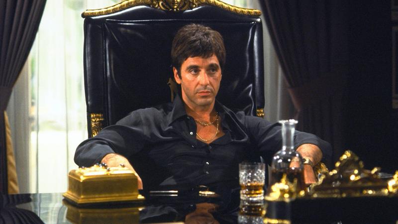 В работе находится новая экранизация романа «Лицо со шрамом»