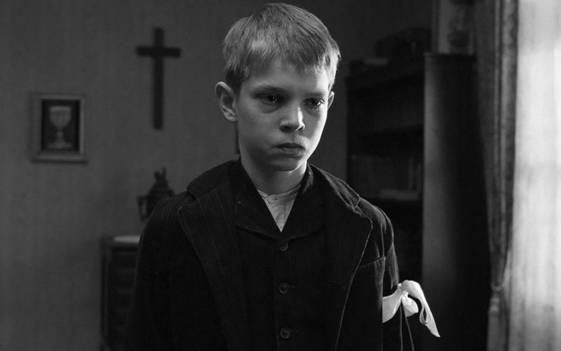 Пробелы в истории: Почему «Белая лента» Михаэля Ханеке — великое кино