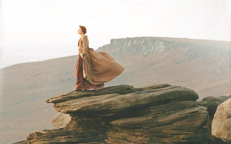 Салонные интриги, яблочные пироги и мокрые рубашки: История экранизаций «Гордости и предубеждения»