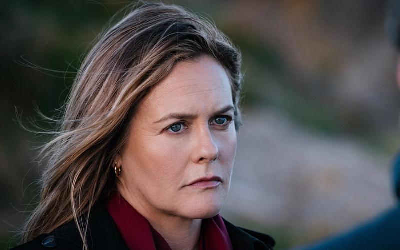 Почему стоит посмотреть ироничный детективный сериал с Алисией Сильверстоун «Ирландская кровь»