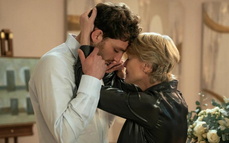 Мамина радость: Стоит ли смотреть сериал «Девушка моего сына» с Робин Райт и Оливией Кук