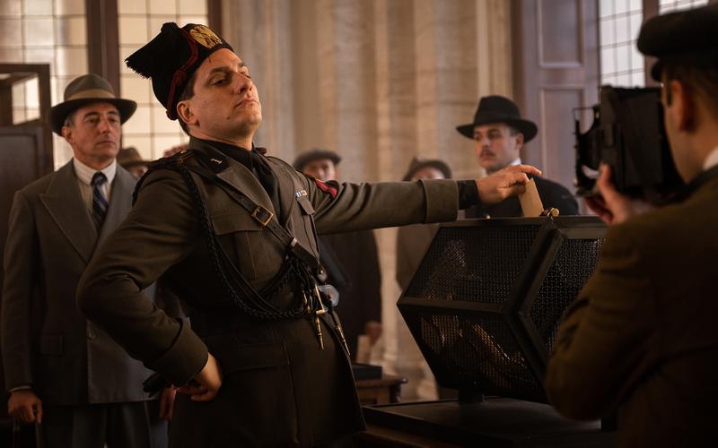 Каким получился сериал «М. Сын века» Джо Райта: Балаган истории