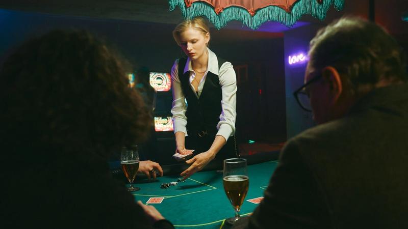 «Казино всегда в плюсе»: Трейлер сериала «Нам покер» с Сашей Бортич