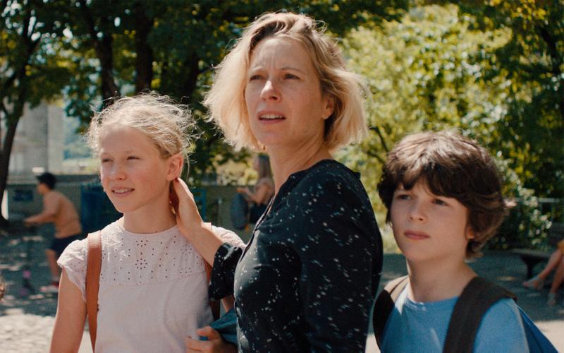 Столярная мастерская, типография и чум посреди степи: Лучшие фильмы фестиваля «Одна шестая — 2025»