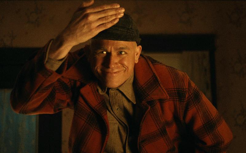 Заходят как-то Хичкок и Перкинс в бар: Стоит ли смотреть сериал «Монстры: История Эда Гина»