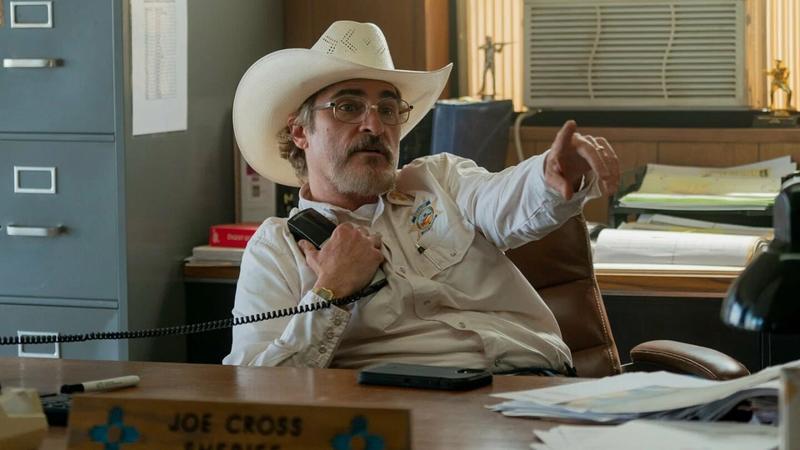 В российских кинотеатрах стартовал «Эддингтон» с Хоакином Фениксом и Педро Паскалем