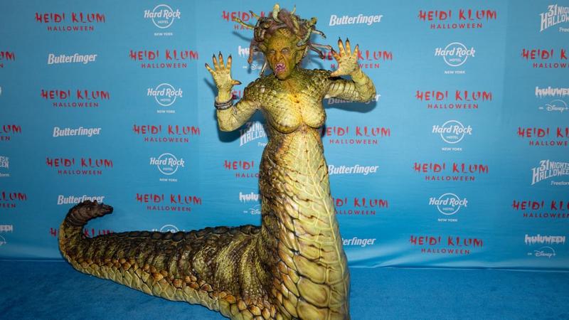 Медуза, ходячий туалет и клоун из «Оно»: Как нарядились звезды на Хэллоуин