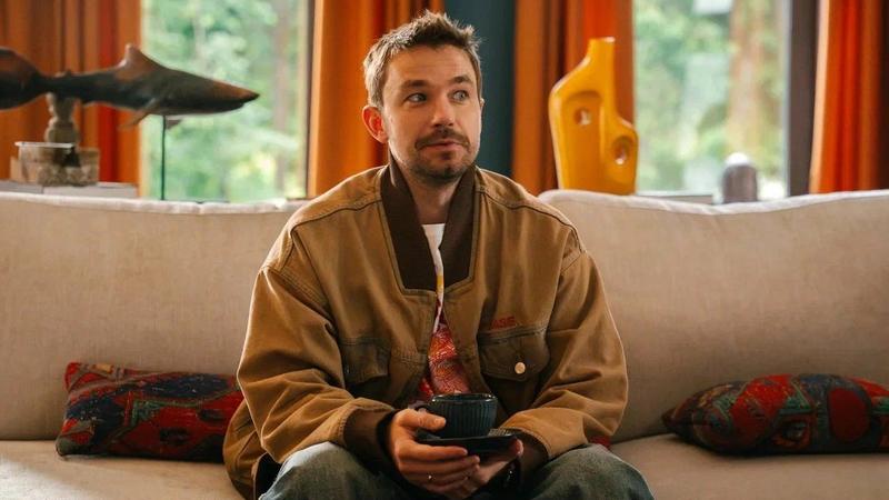 Трейлер «Комментируй это»: Тихон Жизневский озвучивает мысли Александра Петрова и Юлии Хлыниной