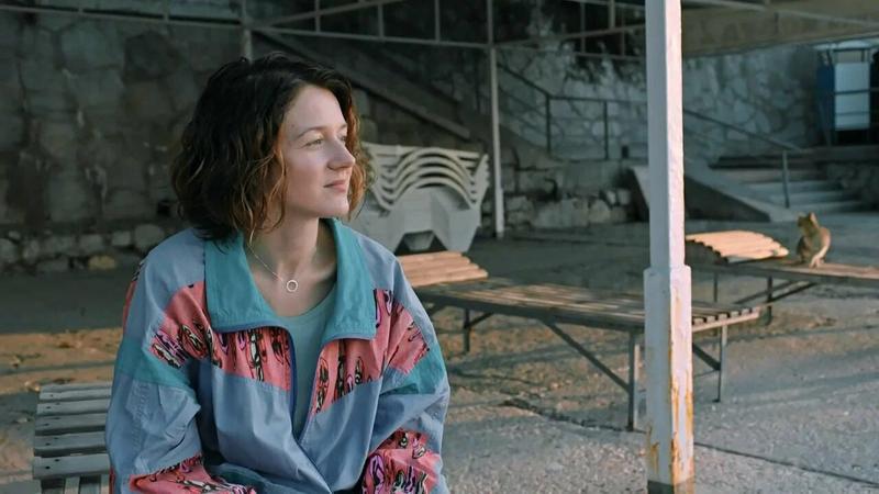 В Okko вышло драмеди «Каникулы» от постановщицы сериала «Дыши» Анны Кузнецовой