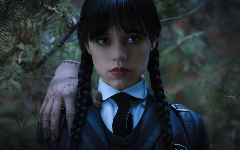 Монстры, аферисты и маньяки: Лучшие сериалы Netflix 2022 года