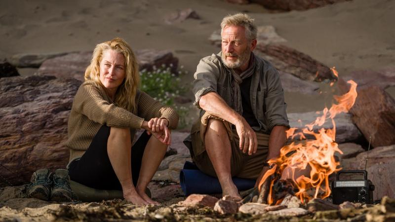 Драма «Соленая тропа» с Джиллиан Андерсон и Джейсоном Айзексом вышла в отечественный прокат