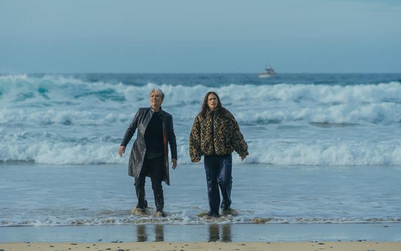 Стоит ли смотреть сериал «По кладбищенской дороге» с Эммой Томпсон и Рут Уилсон