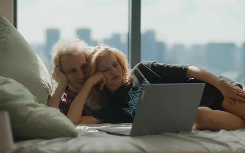 Парень встречает девушку (но это не точно): 10 необычных ромкомов