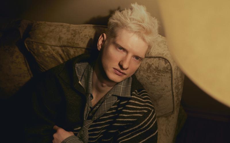 «Иногда люди условно здоровые выглядят беспомощнее, чем люди с инвалидностью»: Интервью Святослава Рогожана о сериале «Встать на ноги»