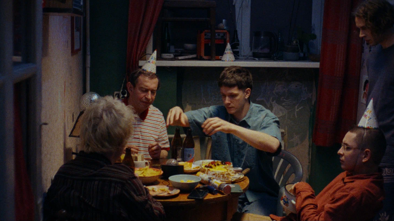 Забота в Okko: Объявлена дата онлайн-премьеры драмы «Здесь был Юра» с Константином Хабенским