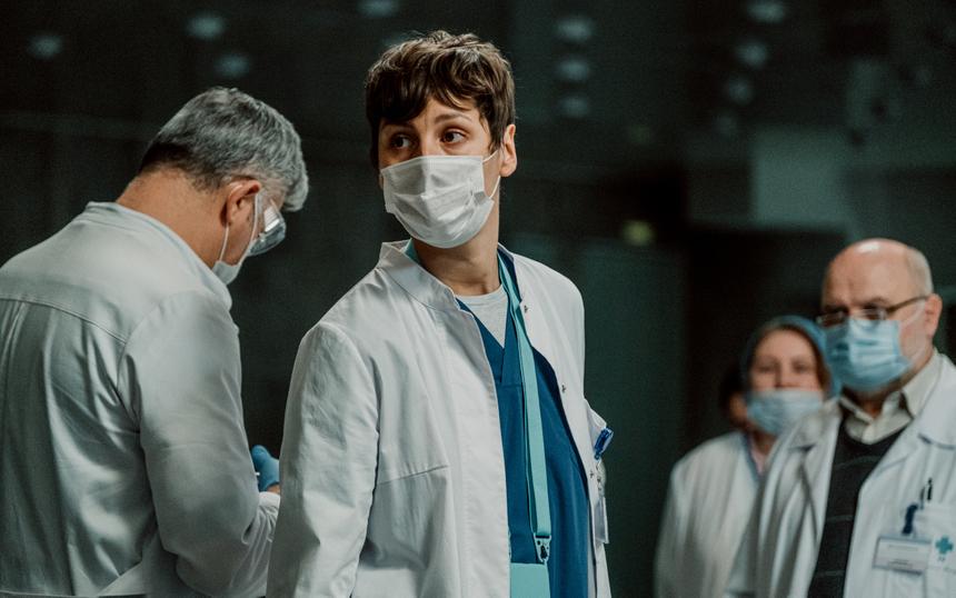 Дайджест новинок недели: Ромком про Жесть, документальный фильм о Джонни Деппе и байопик Майка Науменко