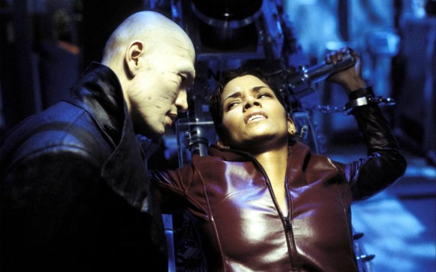 Кадр из фильма «Умри, но не сейчас»