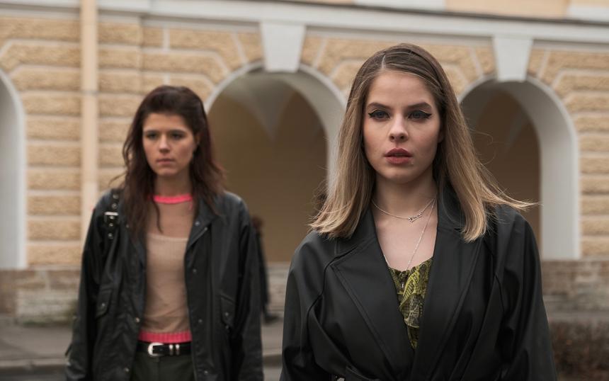 Дайджест новинок недели: Девяностые в Италии, тайны Петербурга и легенды Алжира