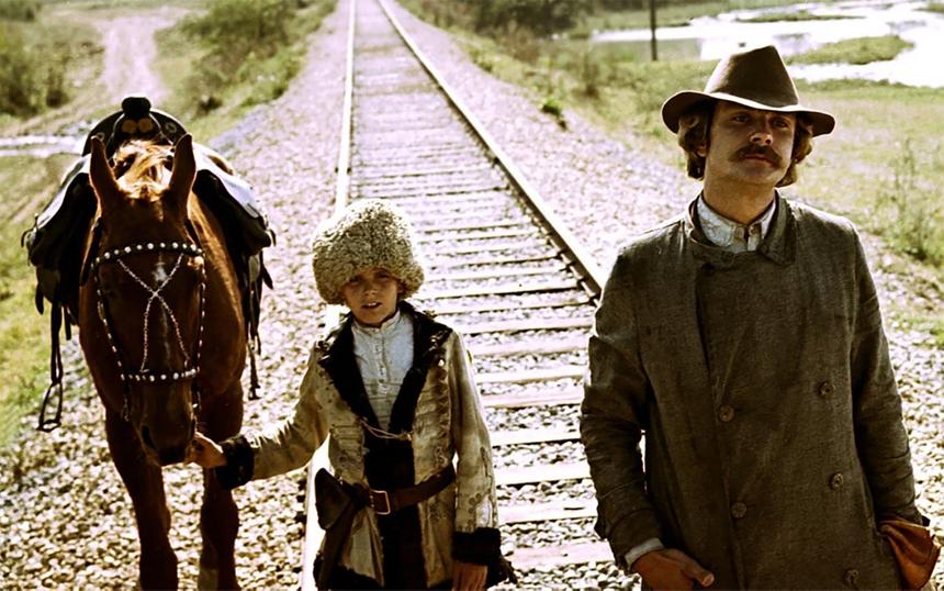 Кадр из фильма «Свой среди чужих, чужой среди своих»