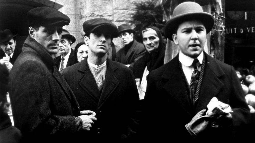 Эпри, Роберт Де Ниро, Бруно Кирби в фильме «Крестный отец 2»