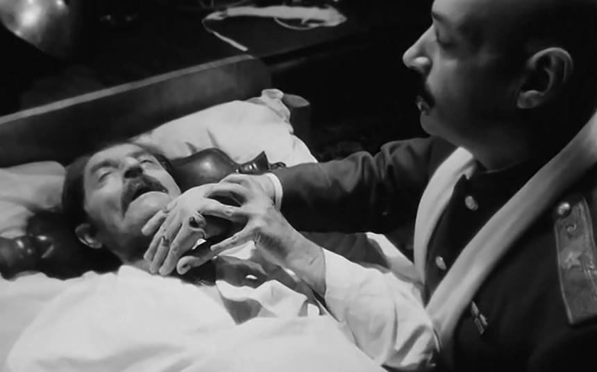 Кадр из фильма «Хрусталёв, машину!»