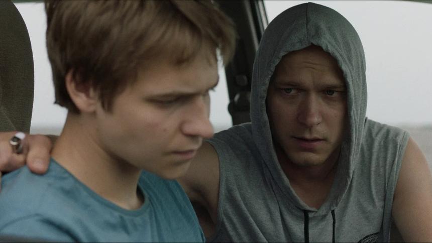 Макар Хлебников и Юра Борисов в фильме «Кончится лето»