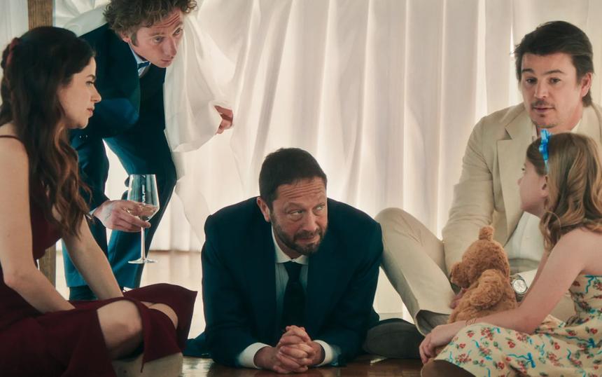 Кадр из сериала «Медведь»