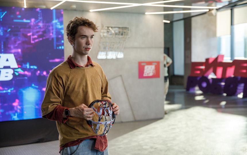 Кадр из фильма «Нейробатя»