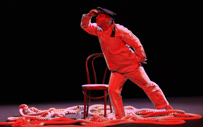 Евгений Гришковец в спектакле «Как я съел собаку»